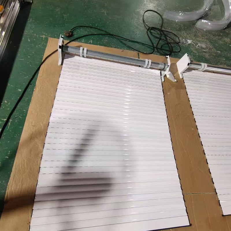 Persianas de enrolar montadas na frente