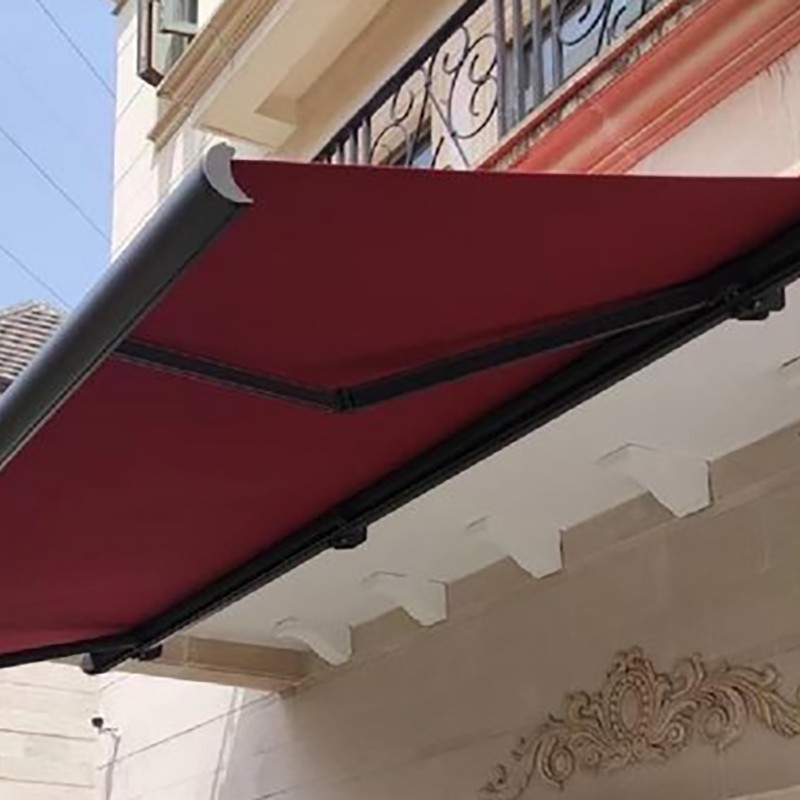 Protetor solar enrolável externo com trilho de suporte articulado