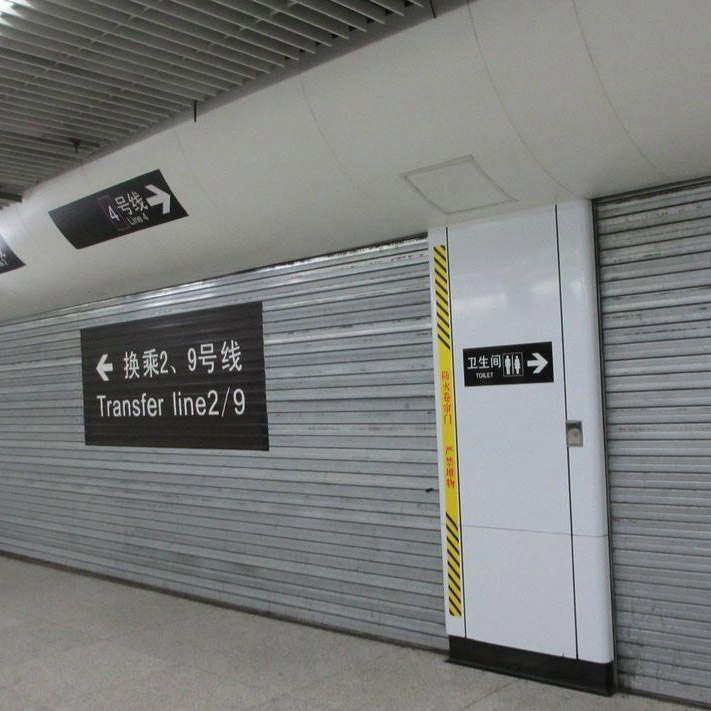 Portas de persiana de estação ferroviária